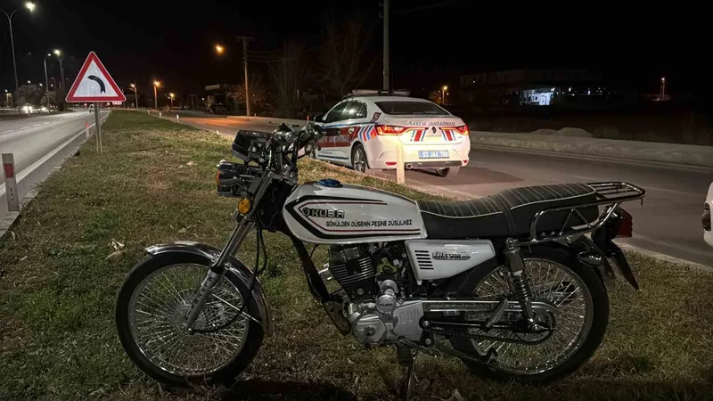 Kaldırıma çarpıp devrilen motosiklette 2 kişi yaralandı
