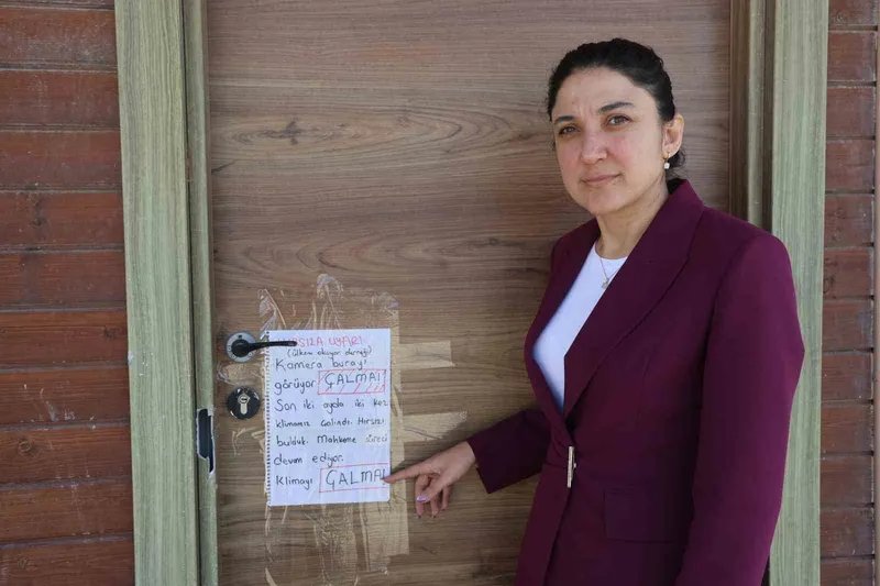 Depremzede öğrencilerin eğitim gördüğü kütüphaneye dadanan klima hırsızlarına not asıp 