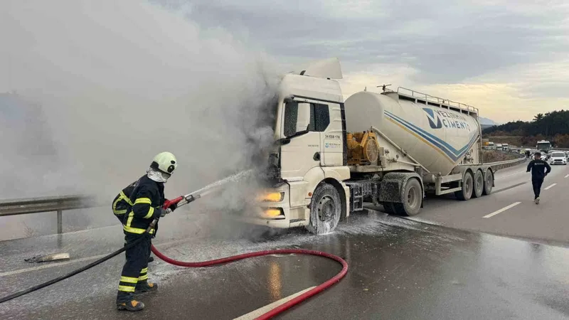 Bilecik’te seyir halindeki beton mikseri bir anda alev aldı
