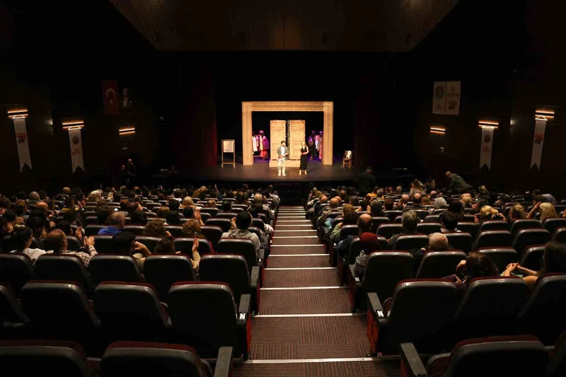 Mersin’in ’Eyvah Nadir’ oyunu İstanbul’da beğeni topladı
