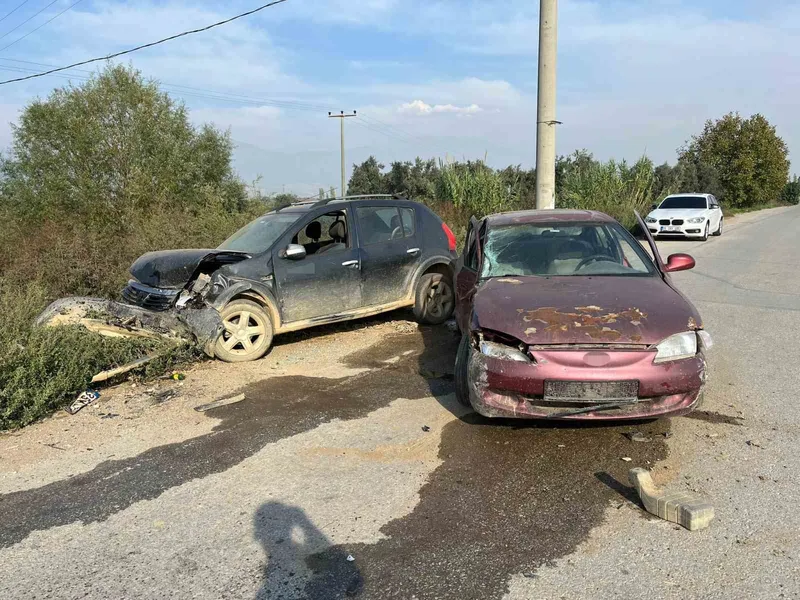 İki araç kafa kafaya çarpıştı: 2 yaralı
