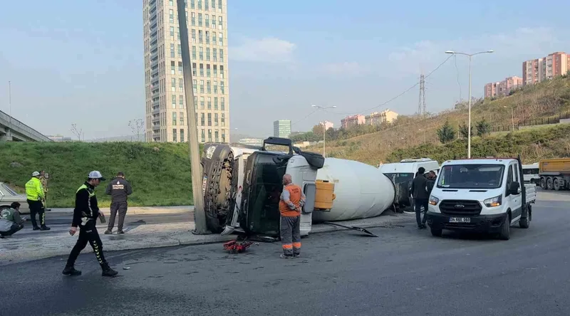 Sarıyer’de beton mikseri arkasındaki boş öğrenci servisine çarparak devrildi
