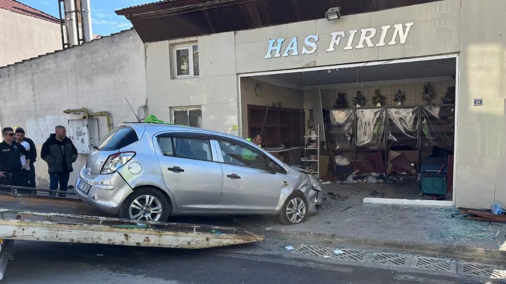 Otomobil fırına daldı: 4 kişi yaralandı
