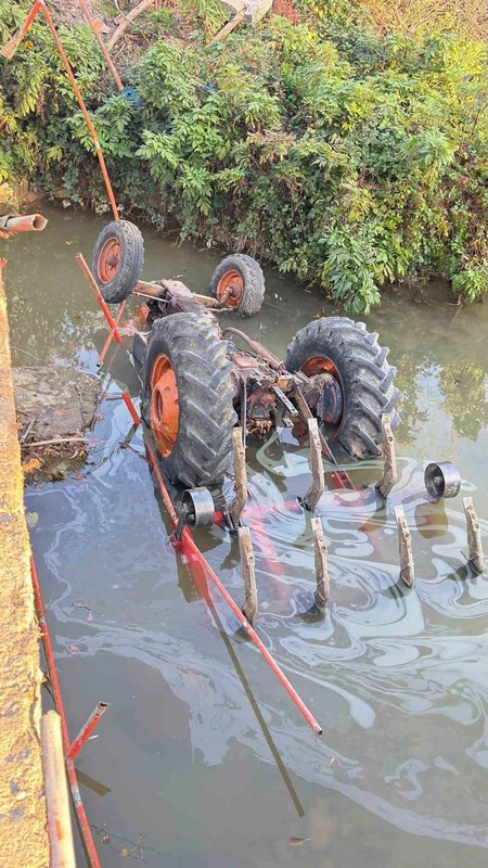 Samsun’da traktör sulama kanalına devrildi
