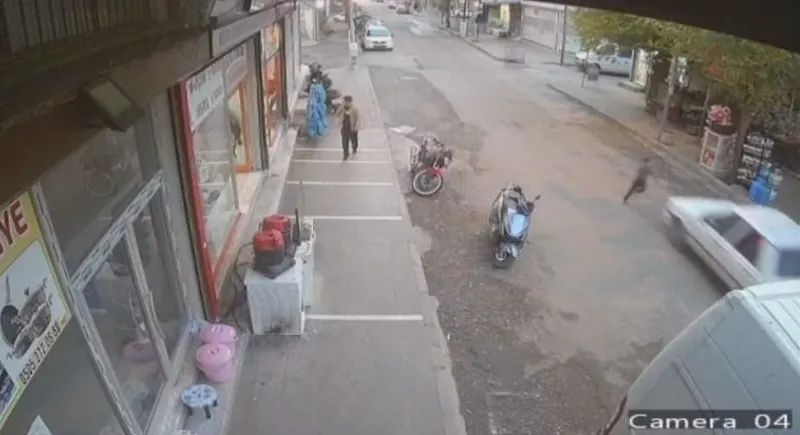 Siverek’te otomobilin çarptığı çocuk, ayağa kalkarak kaçtı
