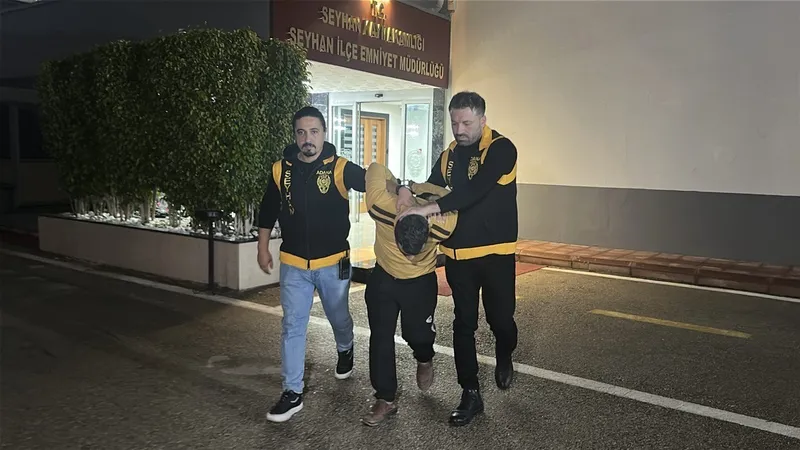 Çocuğun kafasını arabaya vurup yere fırlatan şahıs çocuğun babası çıktı, gözaltına alındı
