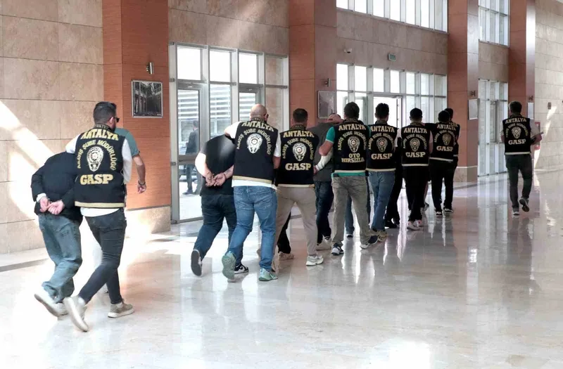 Antalya’da iş yerine zarar veren 10 şahıs tutuklandı
