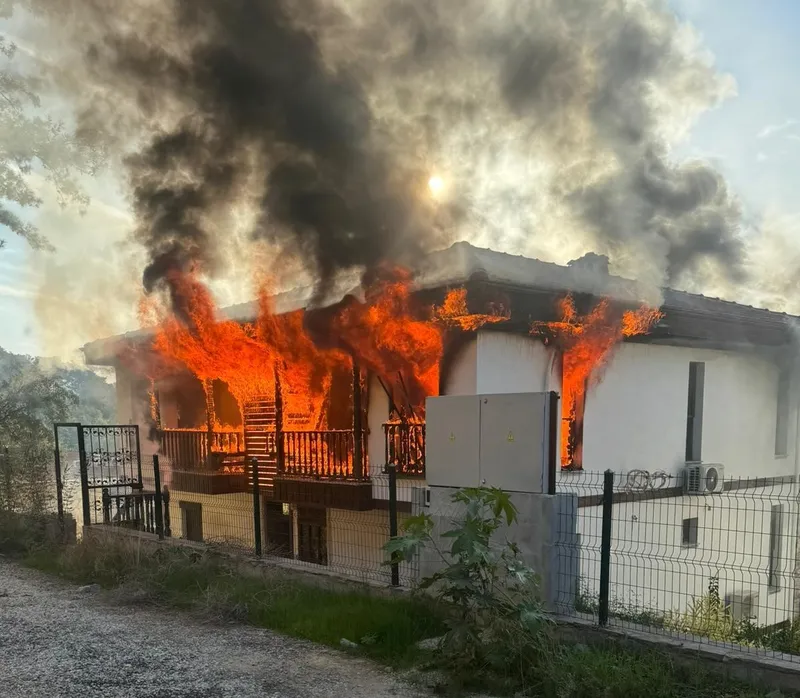 Uyuşturucuyla yakalanmamak için evini ateşe verdiği iddiası
