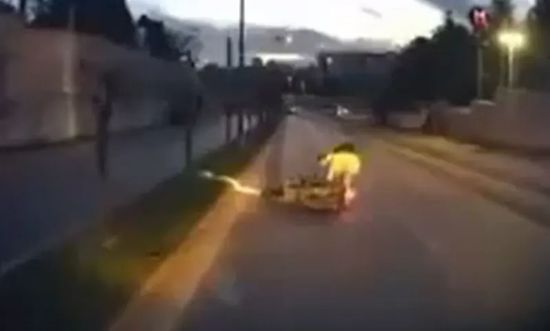 Başakşehir’de çukur nedeniyle kontrolü kaybeden motosikletli yola savruldu
