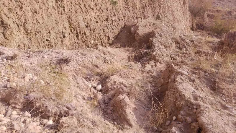 Ankara’da toprak kayması meydana gelen yol trafiğe kapatıldı
