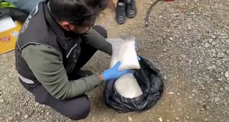 Otobüs tuvaletinde 2 kilo metamfetamin ele geçirildi: Otobüsü uyuşturucu sevki için kullanmış
