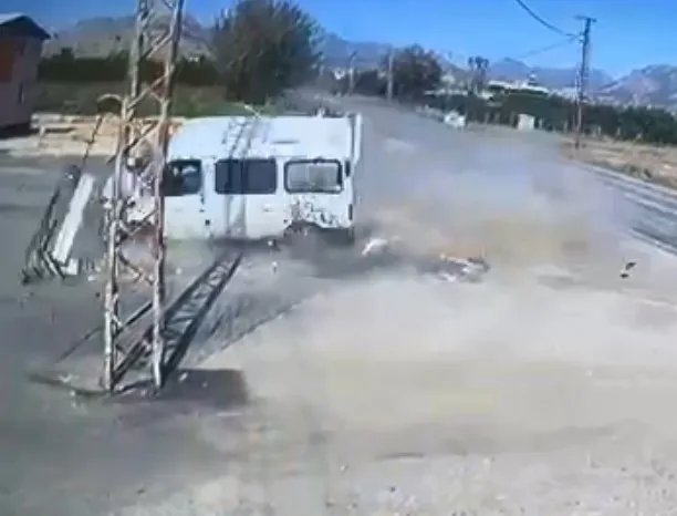 Devrilen minübüsün sürücüsü yaralandı: Kaza anı kamerada
