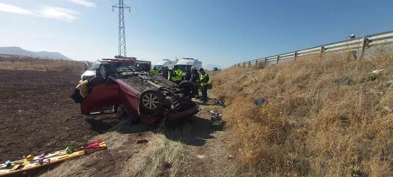 Konya’da otomobil şarampole yuvarlandı: 1 ölü, 2 yaralı
