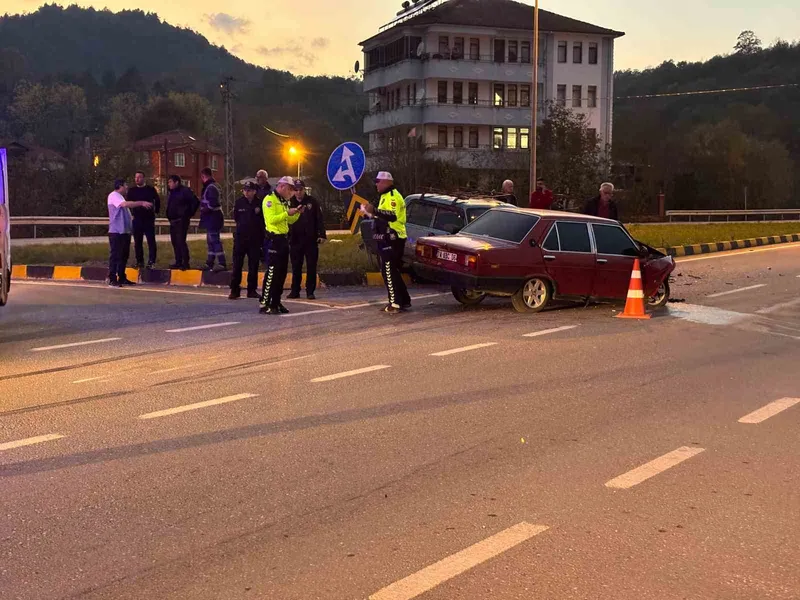 Bartın’da kavşakta iki otomobil çarpıştı: 6 yaralı
