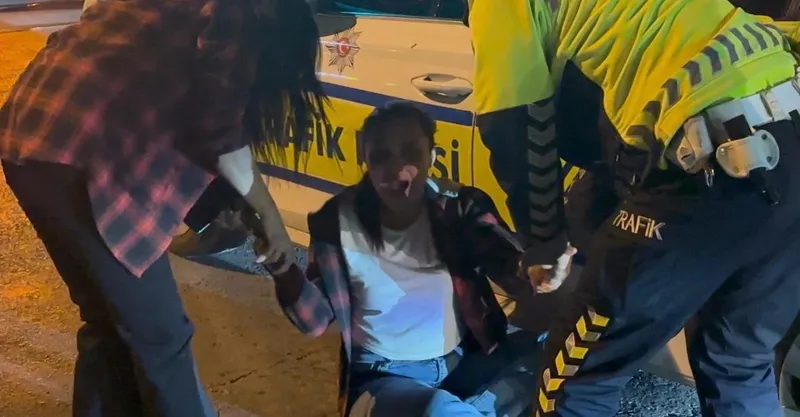 Polisin alkollü yolcuyla imtihanı kamerada
