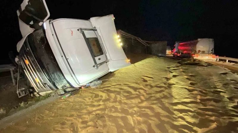 Tır devrildi, saçılan hayvan yemi yolu kapattı
