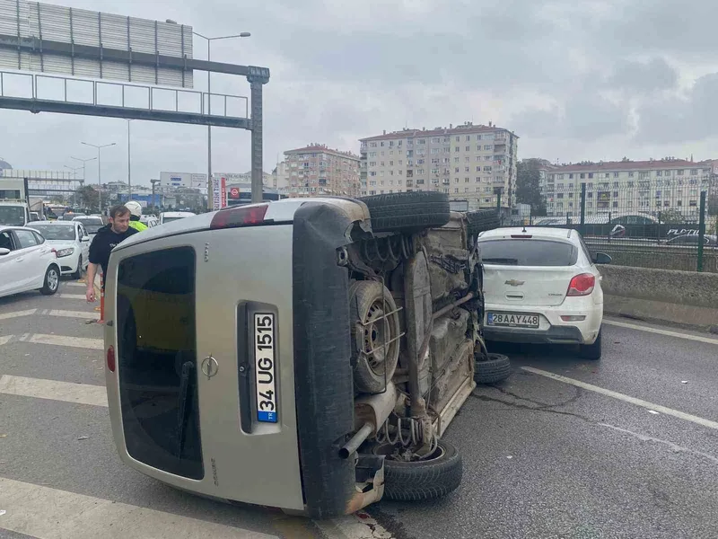Kadıköy Avrasya Tüneli girişinde 3 araçlı kazada şans eseri yaralanan olmadı
