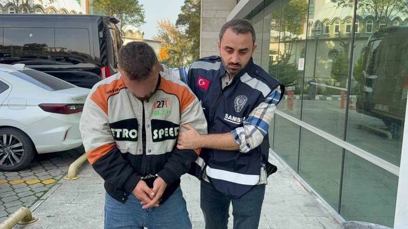 Samsun’da uyuşturucu hapla yakalanan şahıs adliyeye sevk edildi
