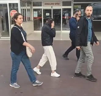 Yaşından büyük cezası olan kadın hırsız kameraları görünce yüzünü gizlemeye çalıştı
