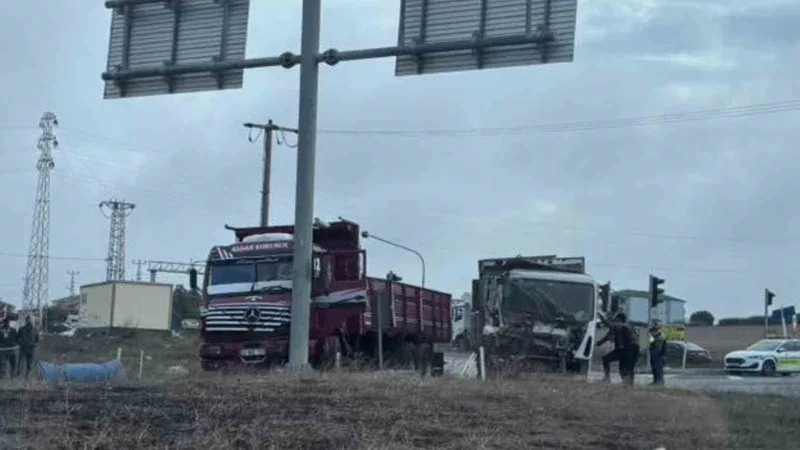 Işıklı kavşakta 2 kamyon çarpıştı: Sürücüler yaralandı
