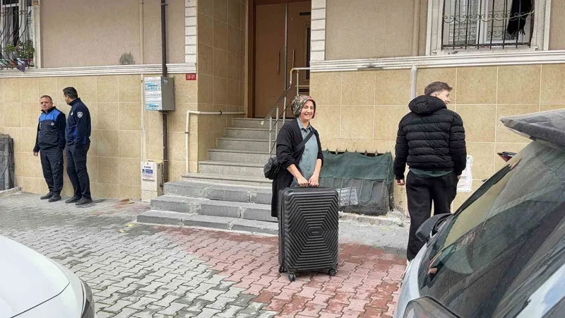 Arnavutköy’de istinat duvarı çöken binalarda tahliye işlemi başladı
