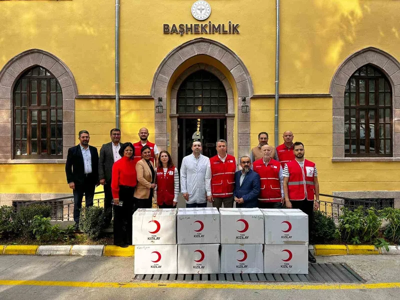 Türk Kızılay Manisa’dan tedavi gören vatandaşlara giysi desteği
