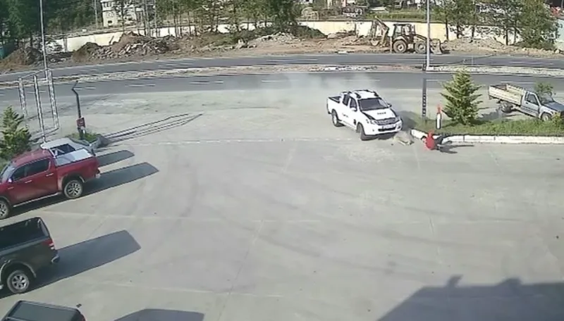 Artvin’de akaryakıt istasyonu çalışanına kamyonet çarptı
