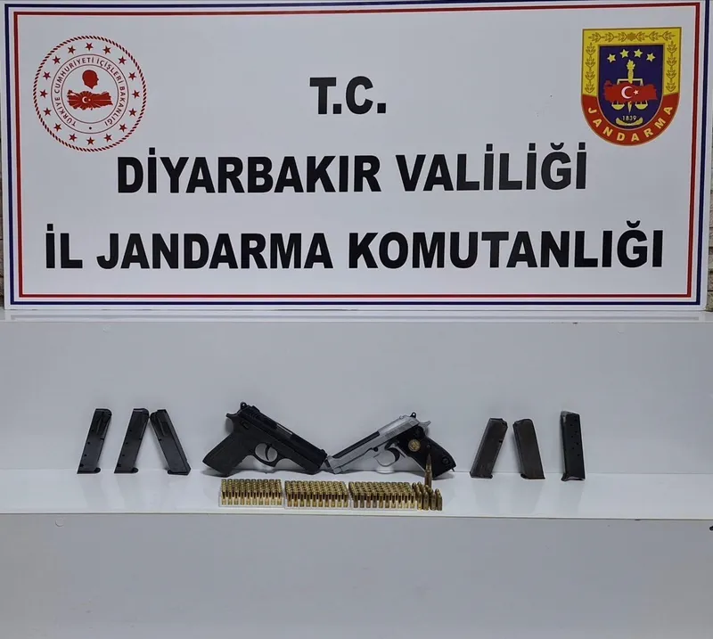 Diyarbakır’da JASAT’ın çalışmalarında tabancalar ve mühimmatları ele geçirildi
