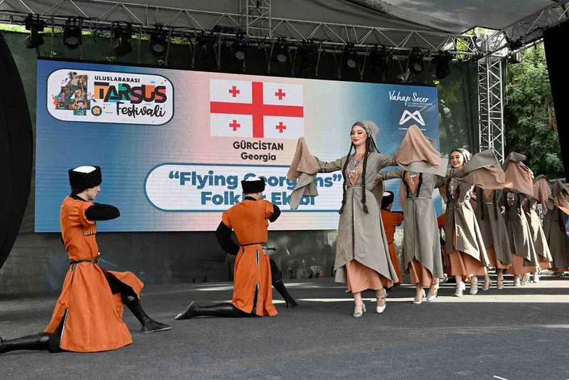 Tarsus’u karnaval kentine dönüştüren ’4. Uluslararası Tarsus Festivali’ başladı
