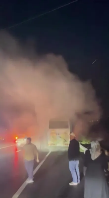 Dumanların yükseldiği yolcu midibüsündeki yangını muhtar ve vatandaşlar önledi
