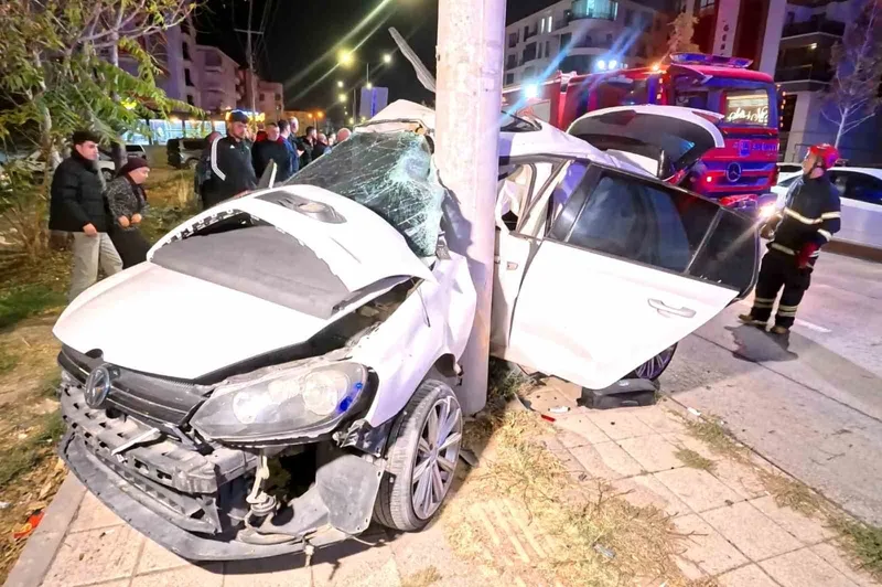 Otomobil direğe saplandı: 2 ağır yaralı
