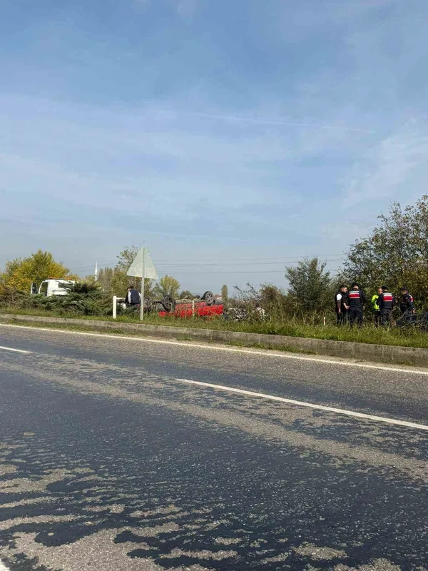 Düz yolda direksiyon hakimiyetini kaybetti, takla attı: 1 yaralı
