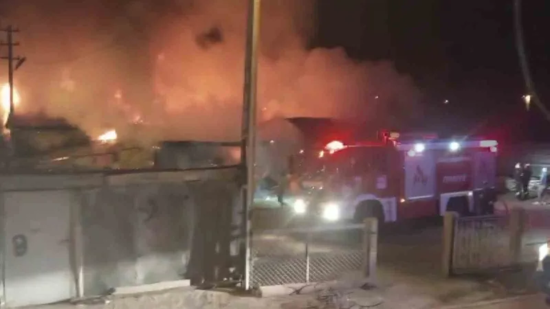 Sivas’ta ahır yangını geceyi aydınlattı

