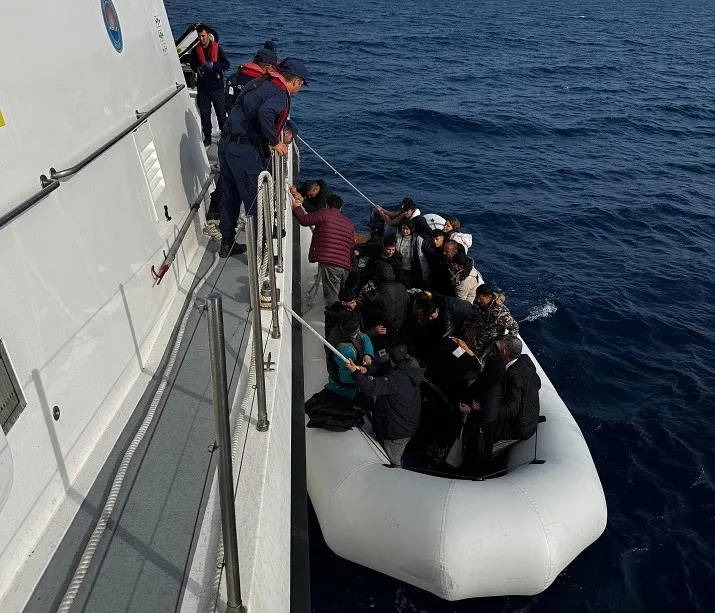 Faciadan dönüldü: 40’ı çocuk 64 düzensiz göçmen kurtarıldı
