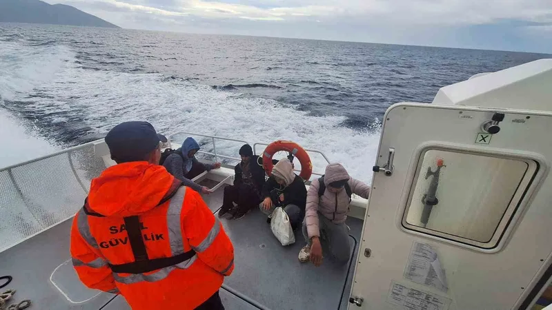 Fethiye Leylek koyunda mahsur kalan 4 düzensiz göçmen kurtarıldı
