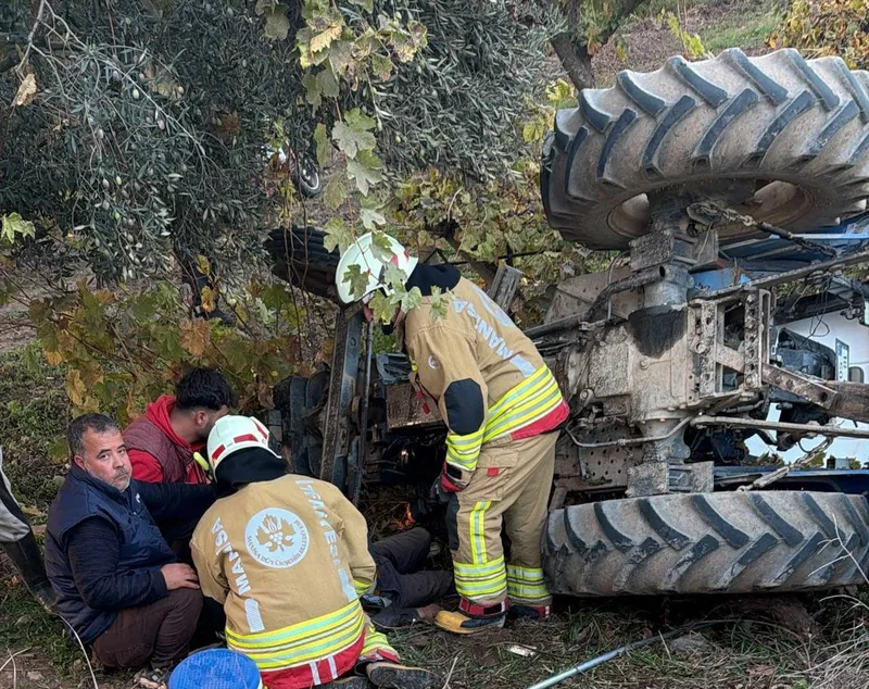 Devrilen traktörün altında kalan çiftçi hayatını kaybetti
