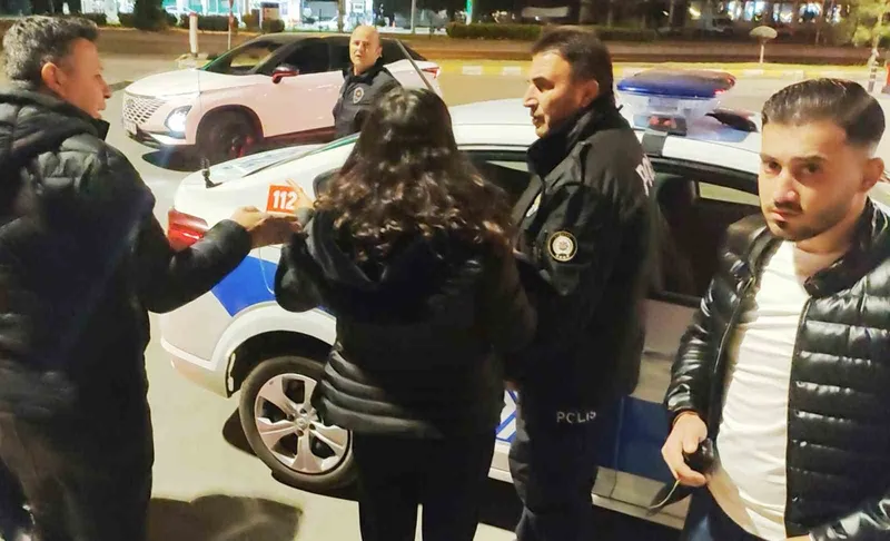 Anne ve baba, avukat kızlarını taksi durağına kilitledi
