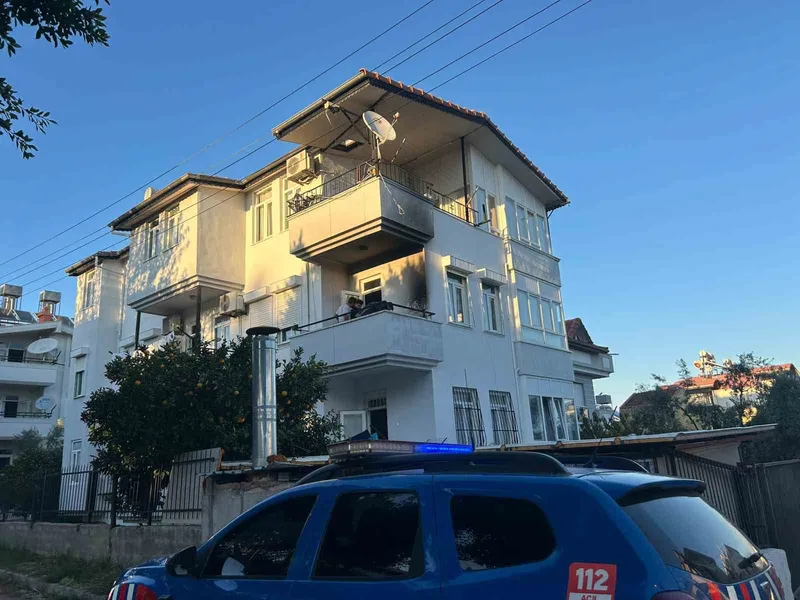 Balkonda söndürülmeden bırakılan mangal yangına sebep oldu
