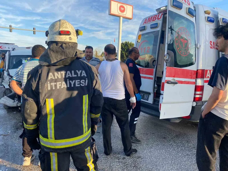 Antalya’da kavşakta iki araç çarpıştı: 4 yaralı
