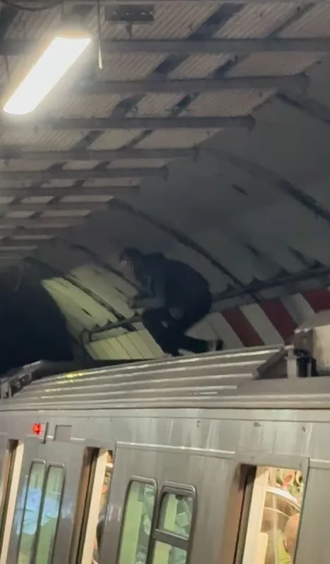 İstanbul’da metroda yaşanan ilginç anlar kamerada
