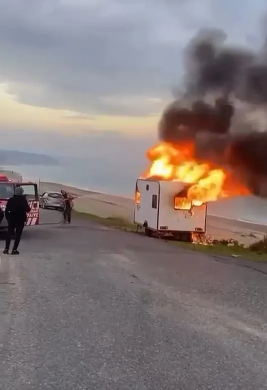 Çatalca’da alevler arasında kalan karavan küle döndü
