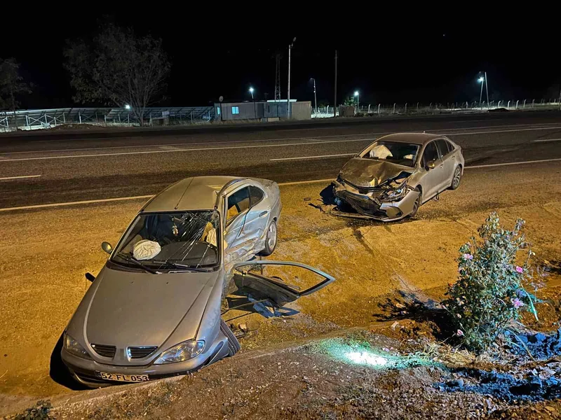 Akaryakıt istasyonuna girmek isteyen araç bir başka araçla çarpıştı: 1’i ağır 8 yaralı

