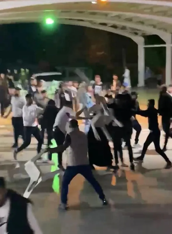 Antalya’da düğünde çıkan kavgada sandalyeler havada uçuştu, ortalık savaş alanına döndü
