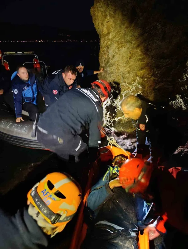 Falezlerden düşen şahıs AFAD ve itfaiye tarafından kurtarıldı
