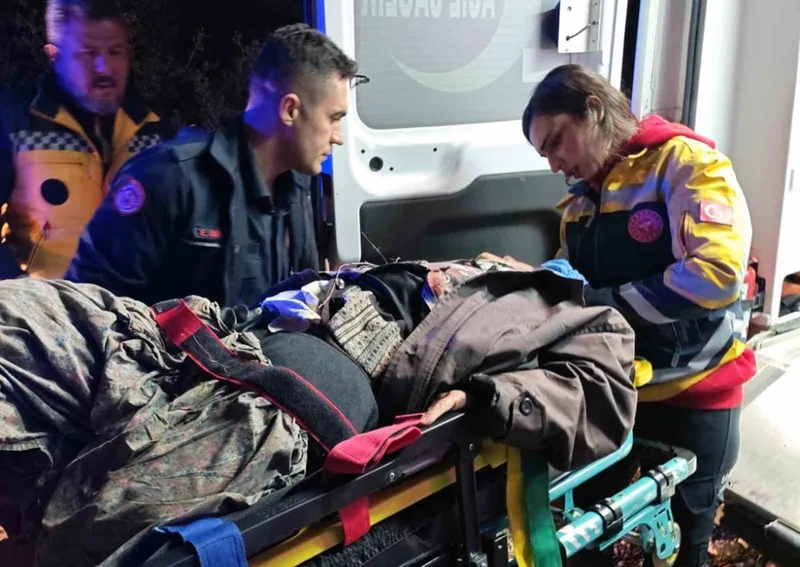 Devrilen traktörün altında kalan kadın yaralandı
