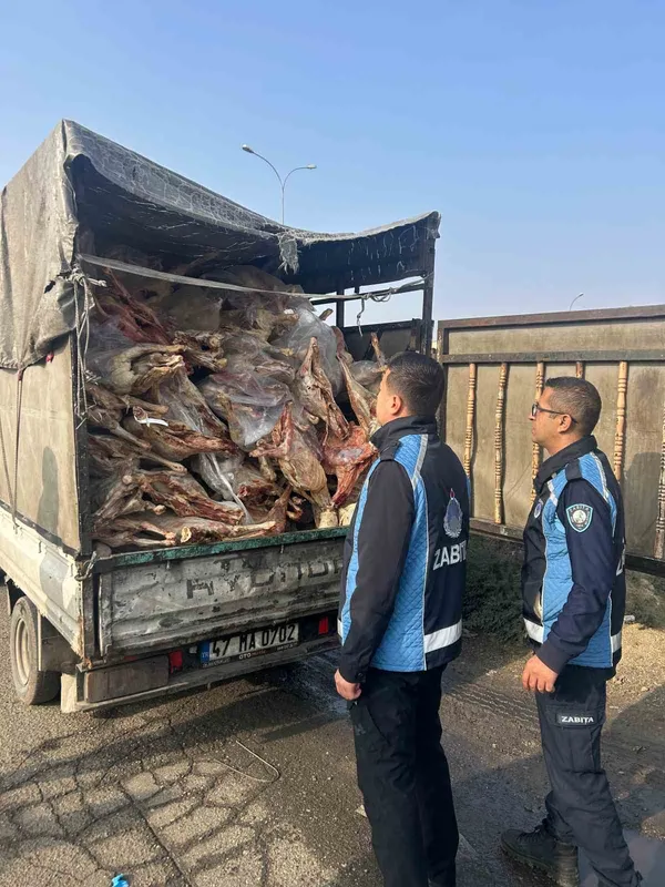 Gaziantep’te kamyonet kasasında kilolarca bozuk et ele geçirildi
