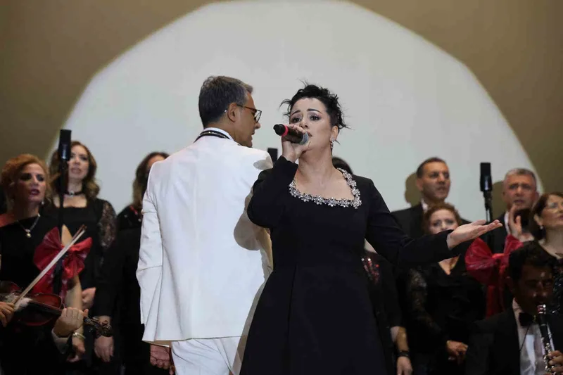 Kebapçısı da doktoru da bu koroda: 25 kişilik koro sahneye çıktı, izleyenleri mest etti
