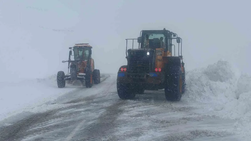 Karabet Geçidi’nde kar temizleme çalışması devam ediyor
