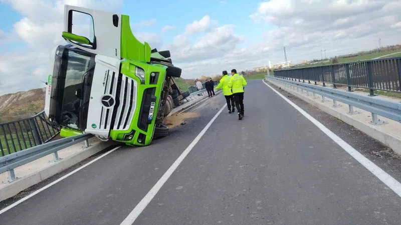 Kırklareli’de yem yüklü tır köprüde devrildi
