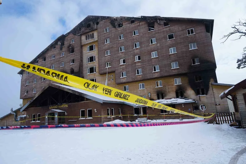 Otel yangını davasında 9 bakanlık personeli hakkında yurt dışı çıkış yasağı getirildi
